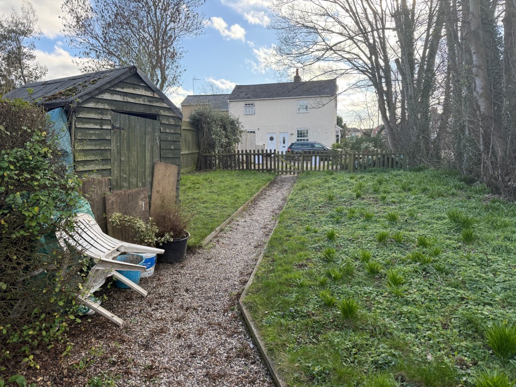 Lot: 11 - END-TERRACE HOUSE FOR IMPROVEMENT - garden to the rear of the house